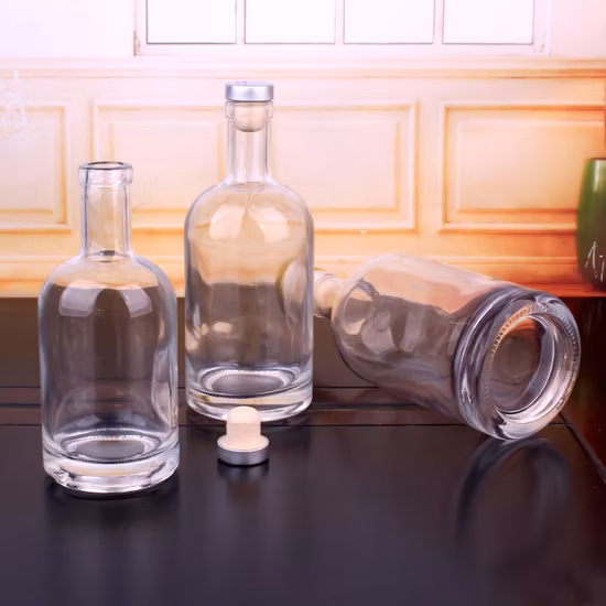 투명하고 무광택의 검정색 유리로 만들어진 모든 크기의 와인병, 200ml, 375ml, 500ml, 750ml, 마개 장착
